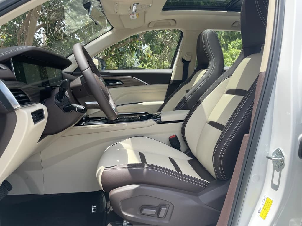 Bestune T77 2024 White front seats