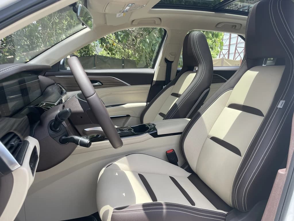 Bestune T77 2024 White front seats