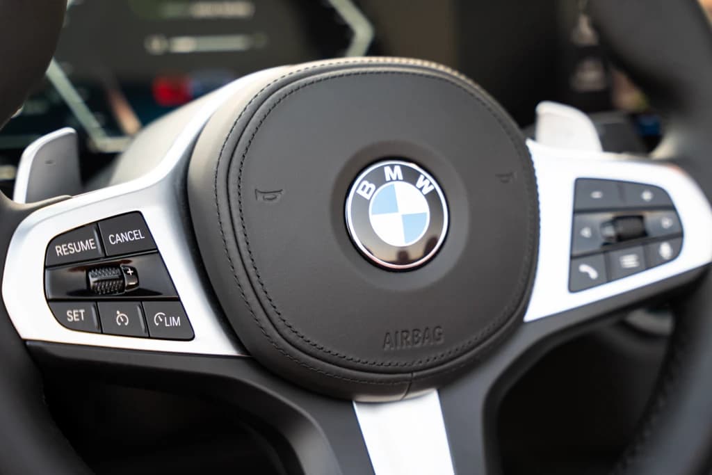 BMW 420i 2024 Blue steering wheel