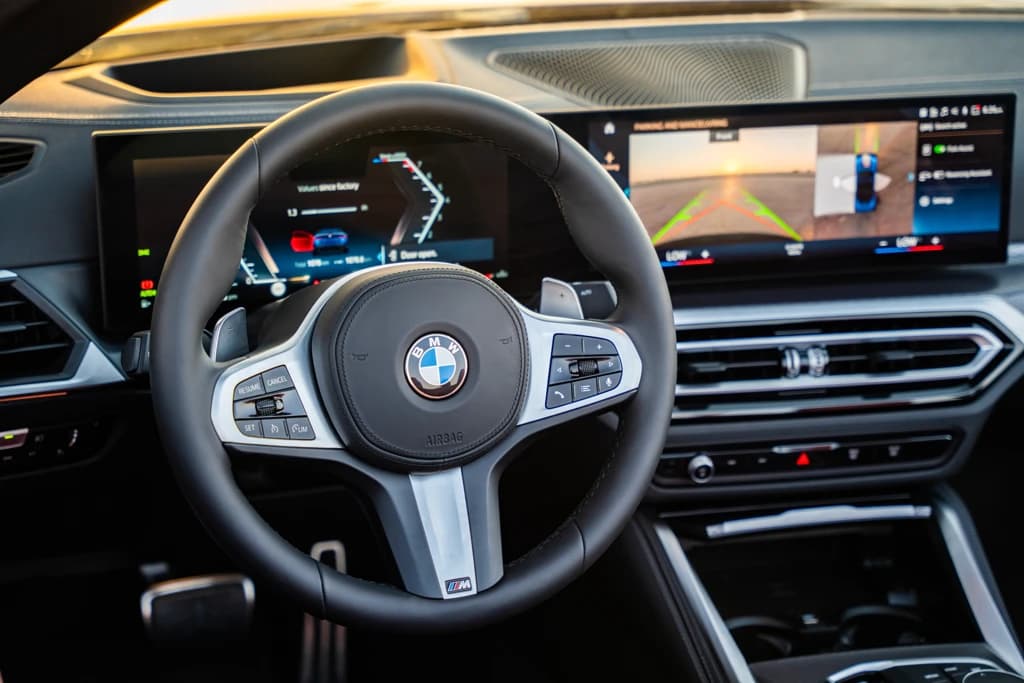 BMW 420i 2024 Blue steering wheel