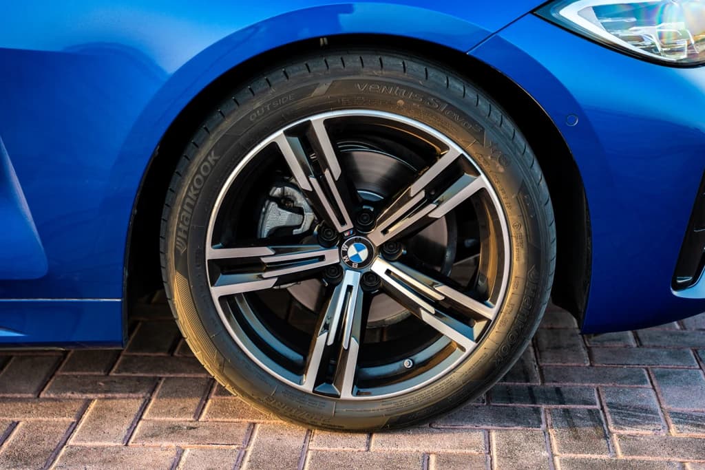 BMW 420i 2024 Blue wheel