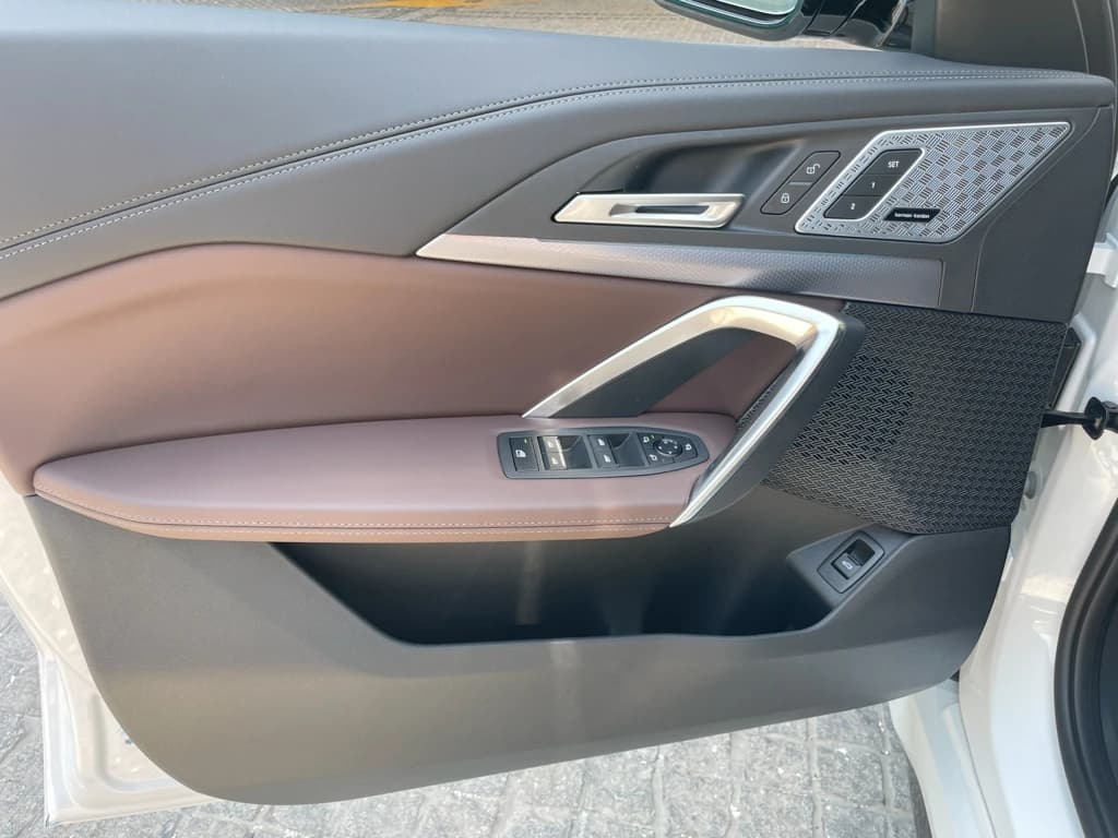 BMW X1 2025 White door panel