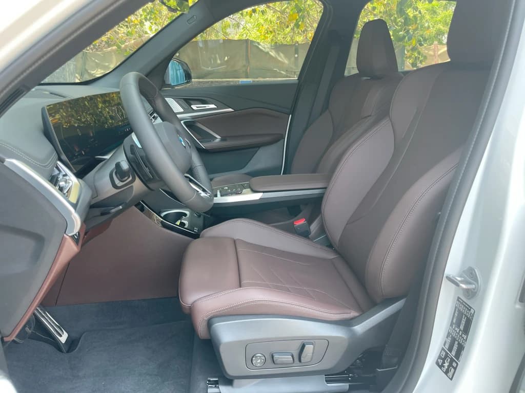 BMW X1 2025 White front seats