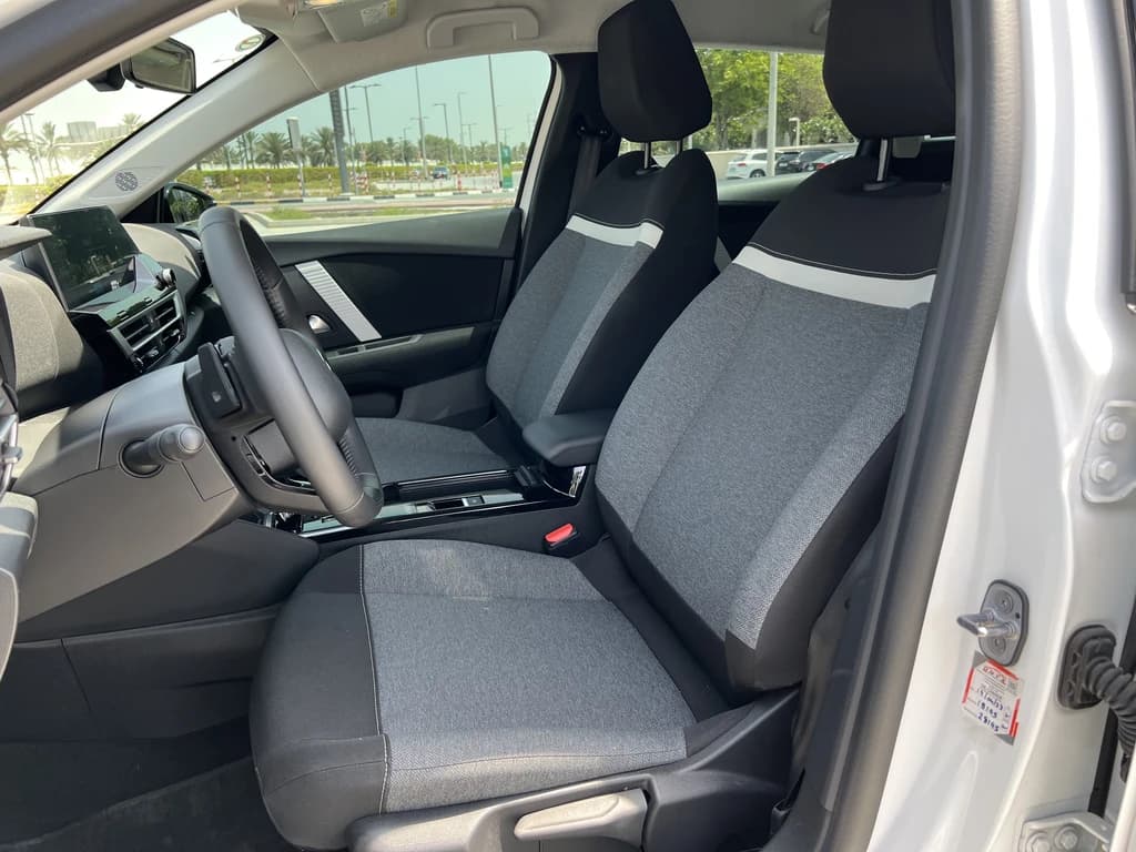 Citroen C4 2023 White front seats