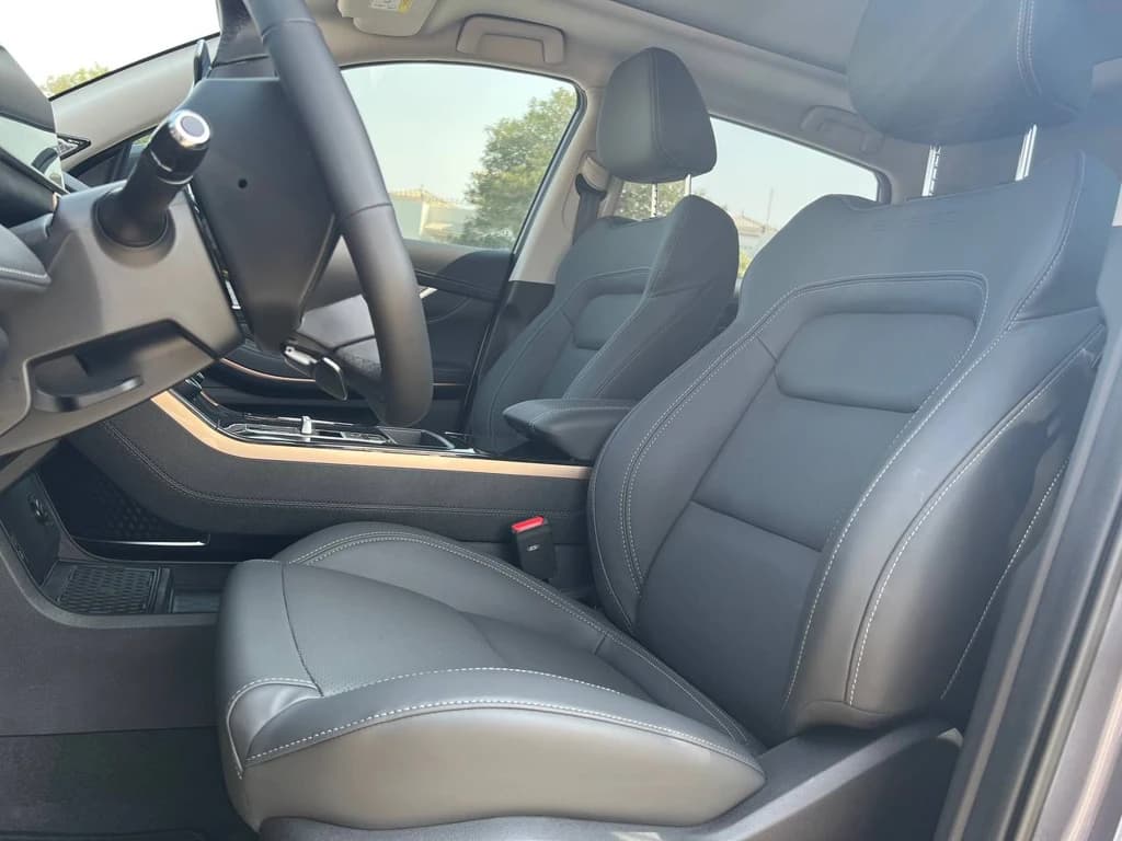 Exeed LX 2024 Gray front seats