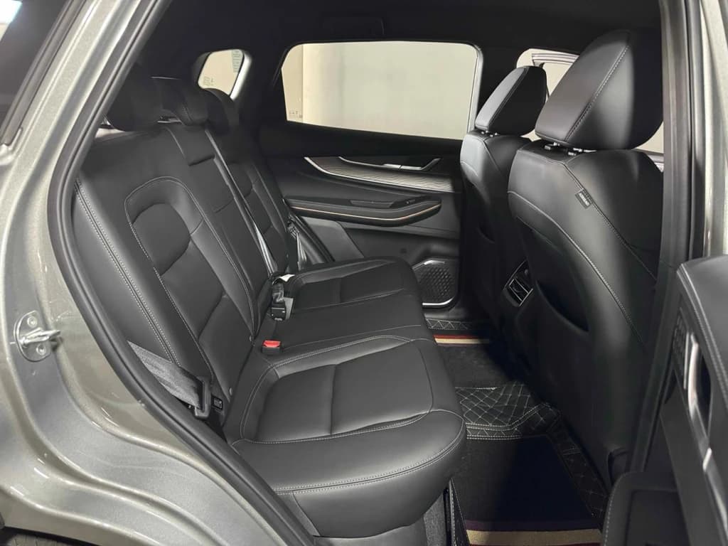 Exeed LX 2026 Gray rear seats
