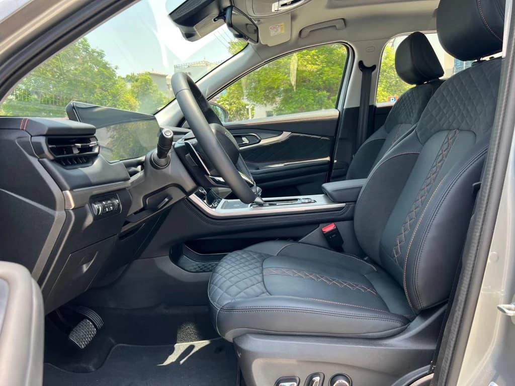 Exeed TXL 2024 Gray front seats