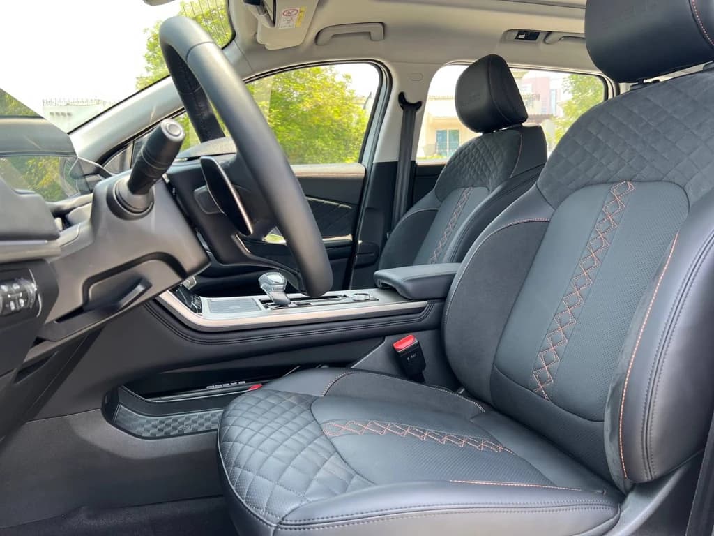 Exeed TXL 2024 Gray front seats