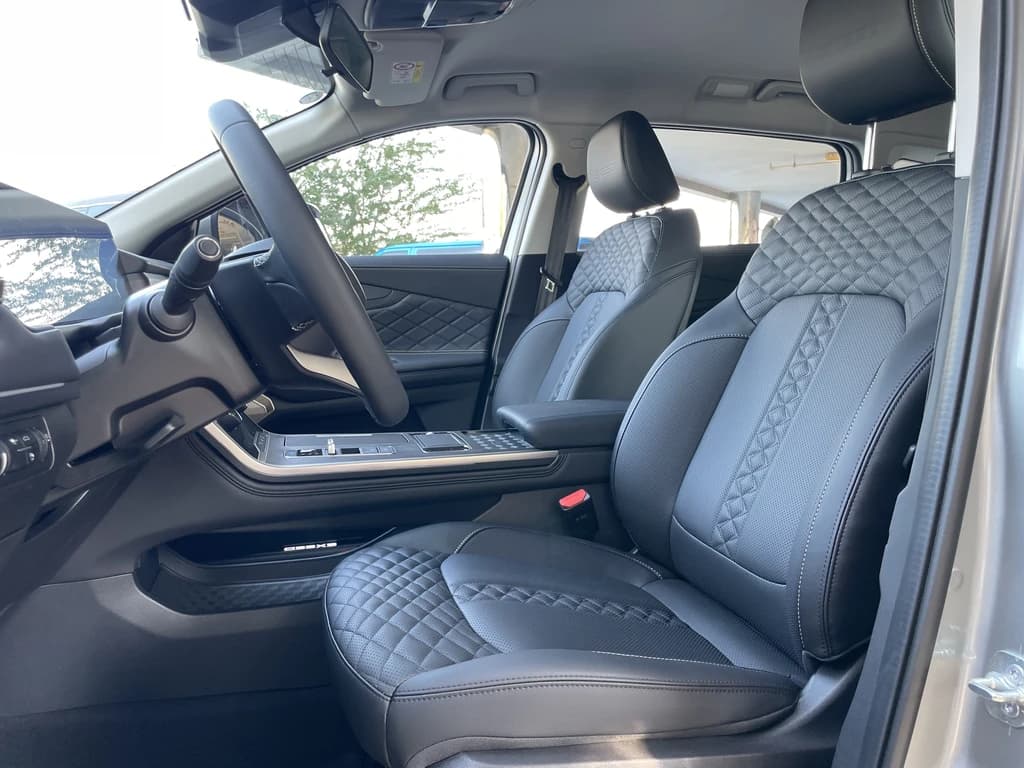 Exeed TXL 2024 Light Gray front seats