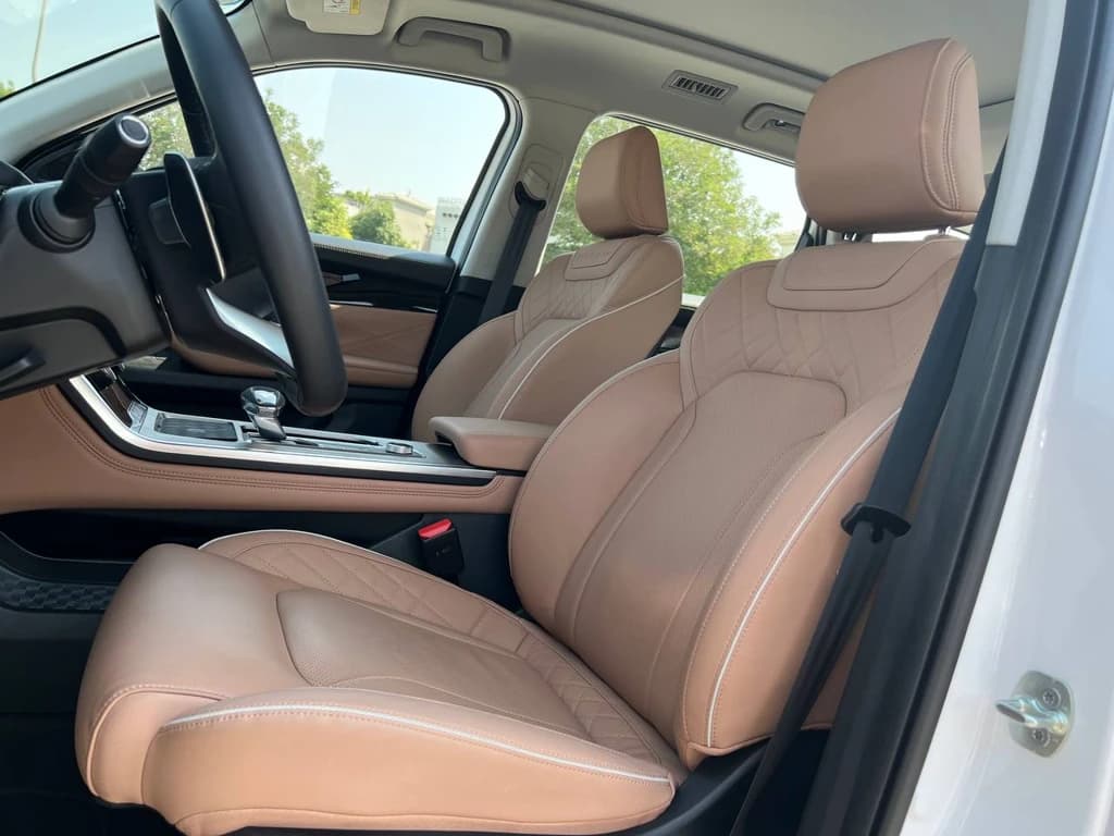 Exeed VX 2024 White front seats