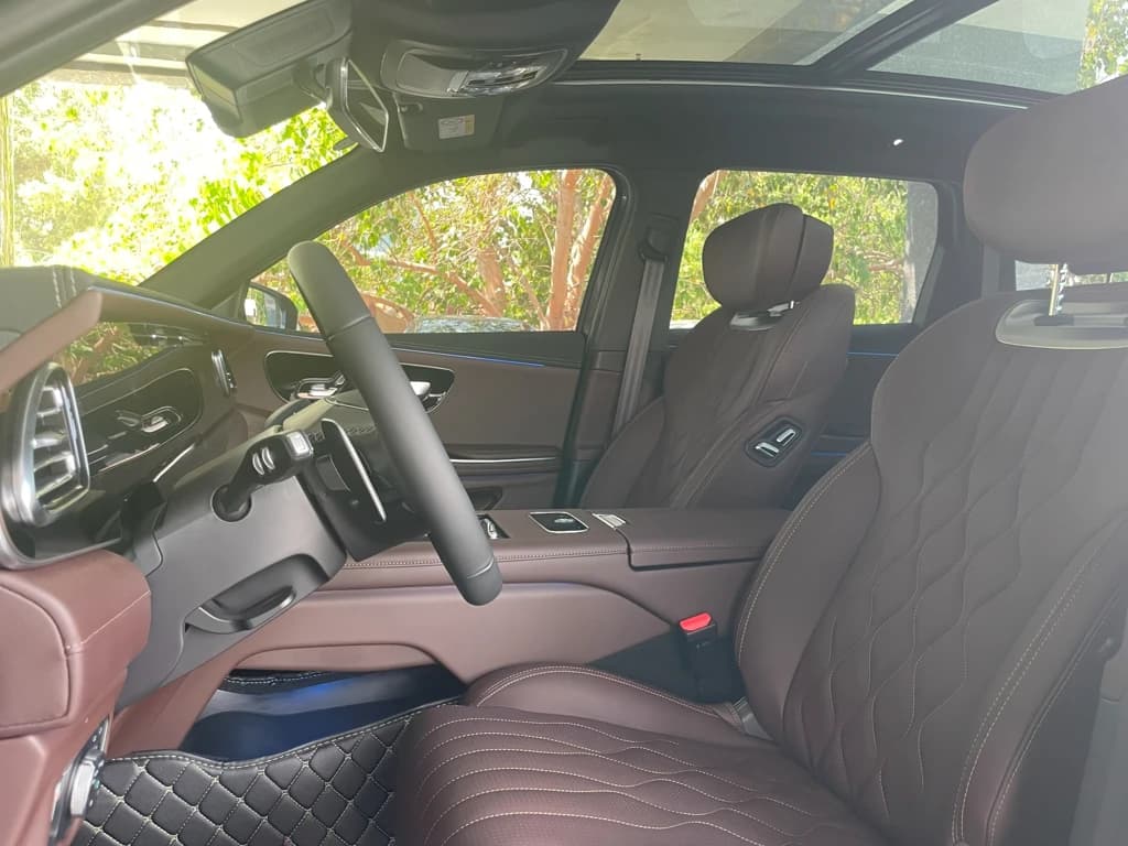 Exeed VX 2025 Dark Green front seats