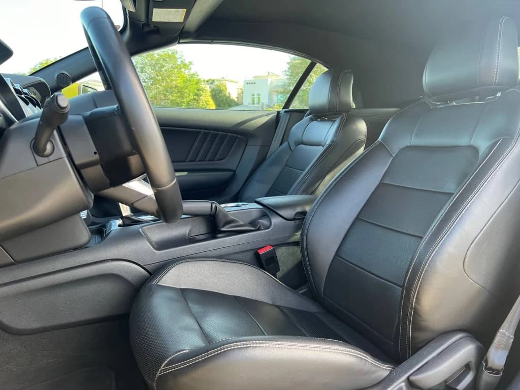 Ford Mustang 2022 Gold front seats