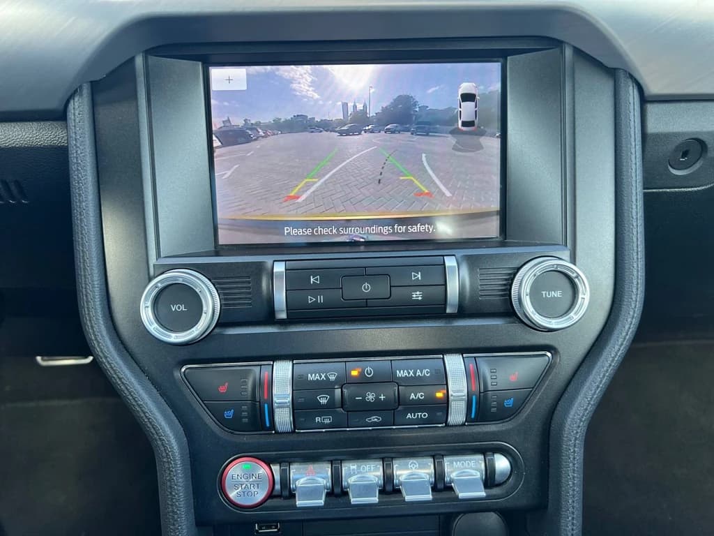 Ford Mustang 2022 Gold infotainment screen
