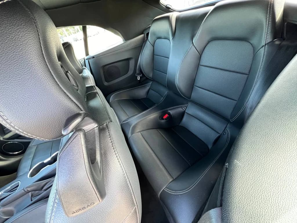 Ford Mustang 2022 Gold rear seats
