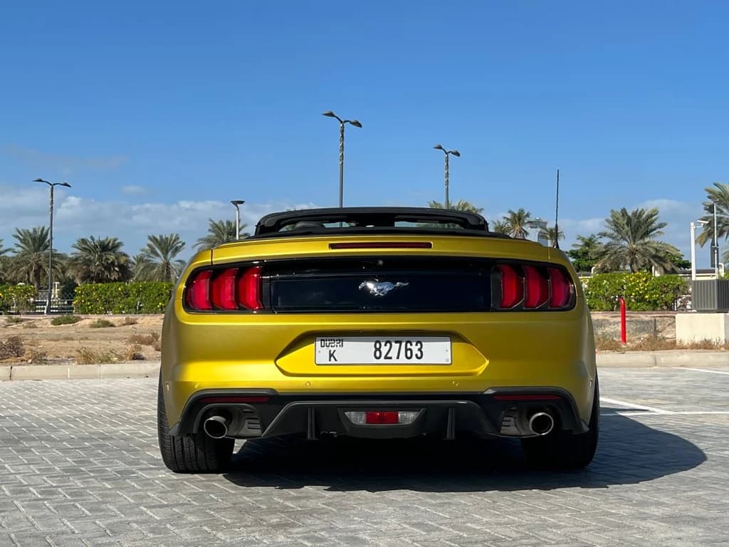 Ford Mustang 2022 Gold rear