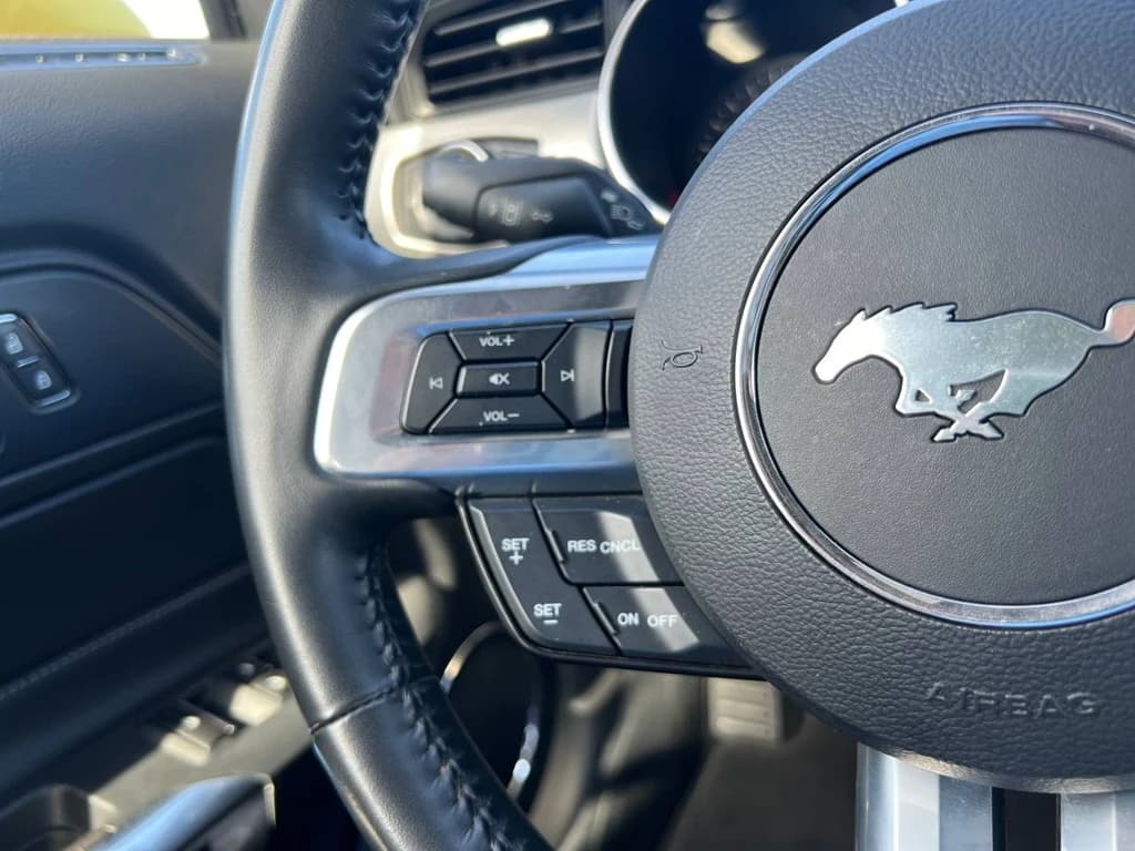 Ford Mustang 2022 Gold steering wheel