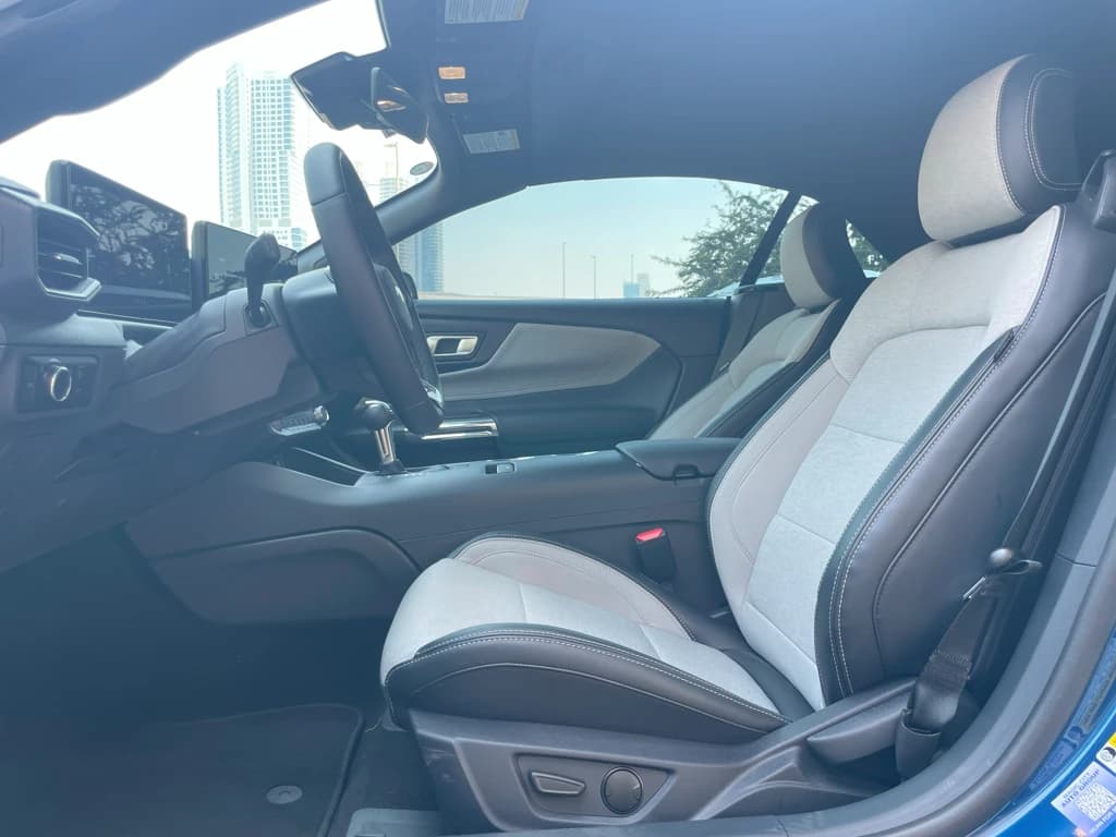 Ford Mustang 2024 Blue front seats