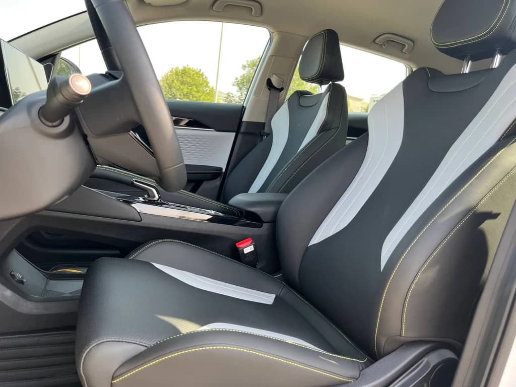Geely Coolray 2024 White front seats