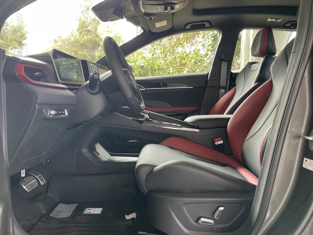 Geely Coolray 2025 Gray interior front