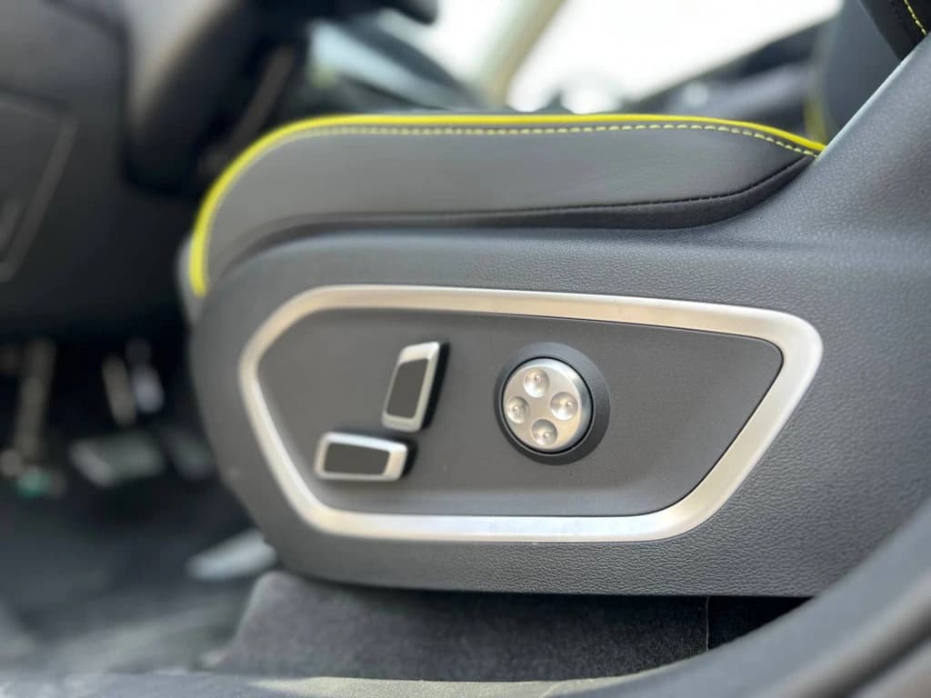 Geely Tugella 2024 Black front seats