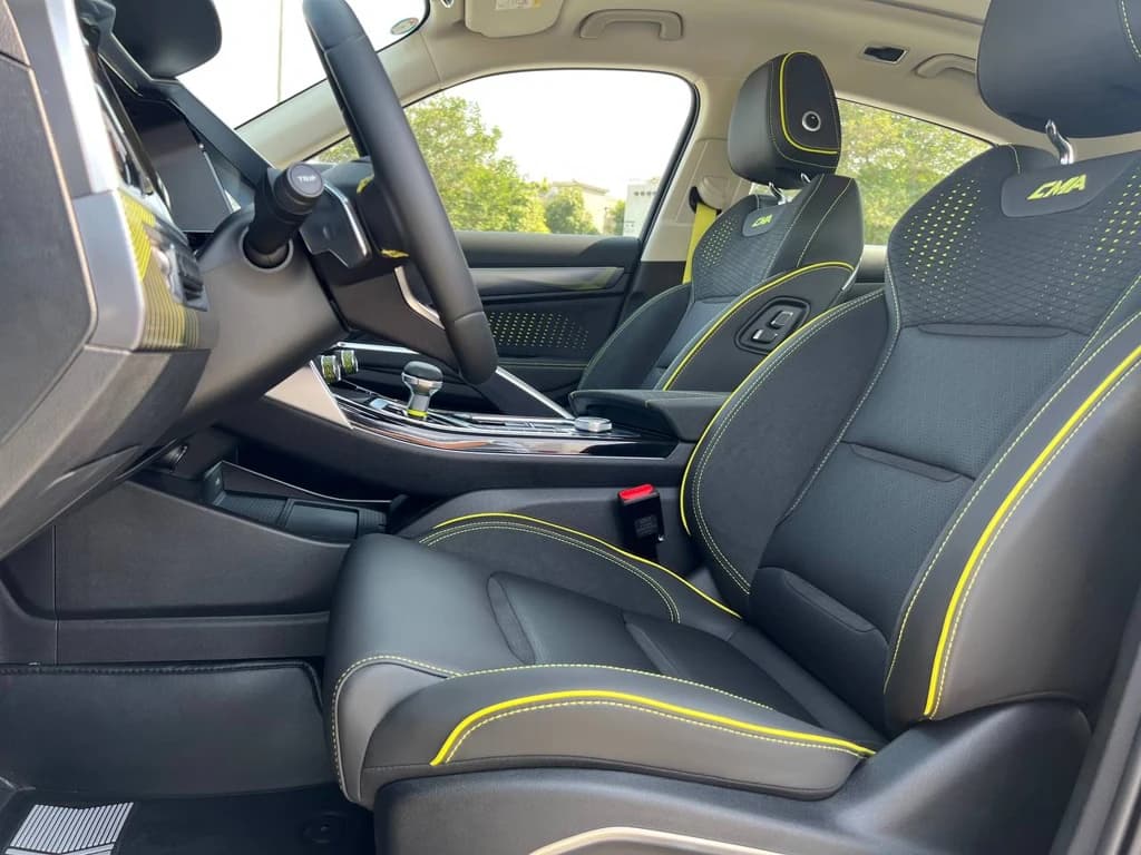 Geely Tugella 2024 Black front seats