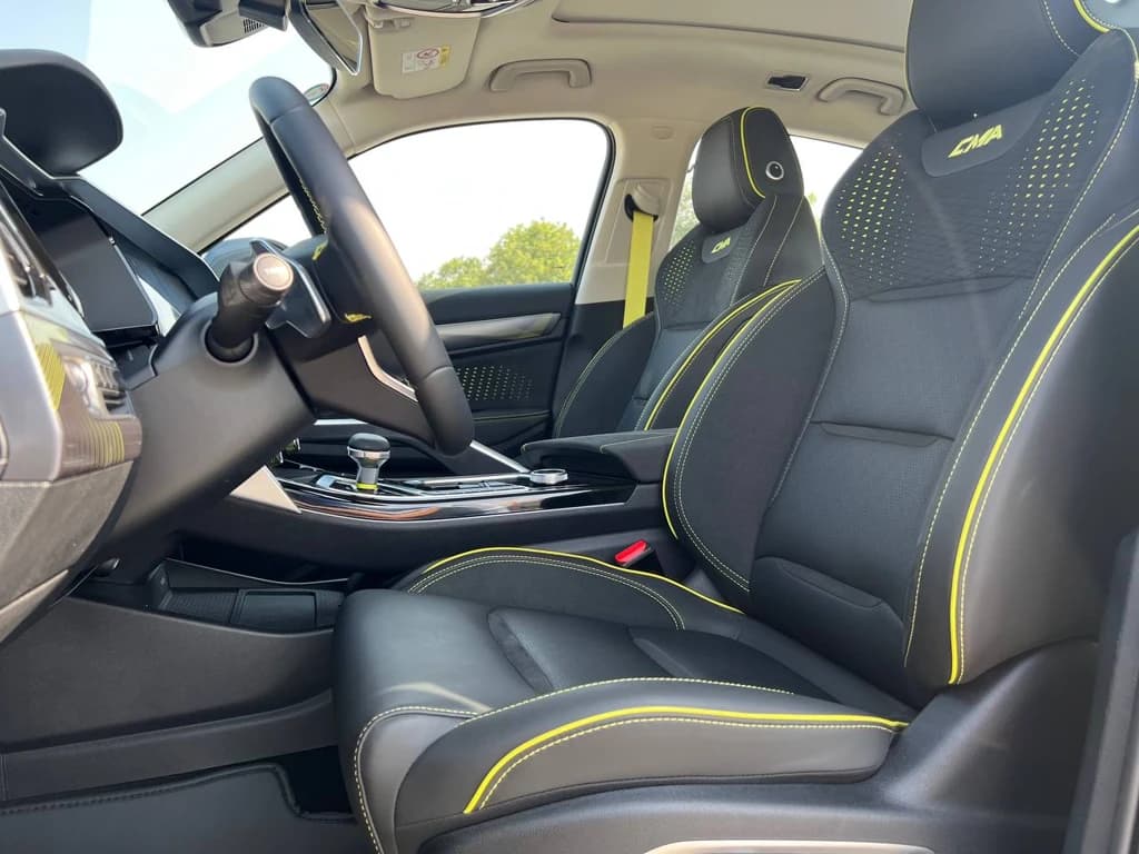 Geely Tugella 2024 Gray front seats