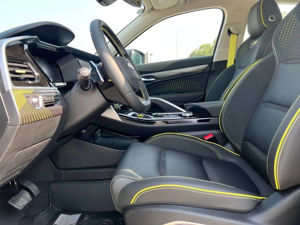 Geely Tugella 2024 Gray front seats