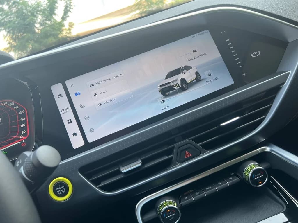 Geely Tugella 2024 Gray infotainment screen