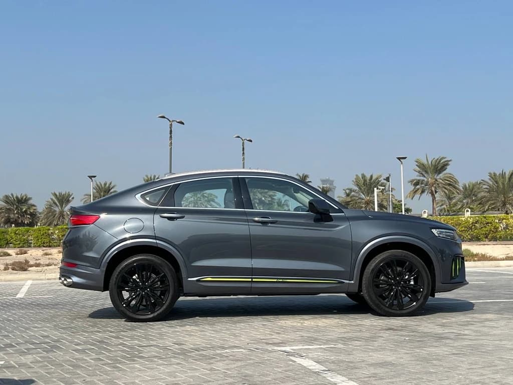 Geely Tugella 2024 Gray side right