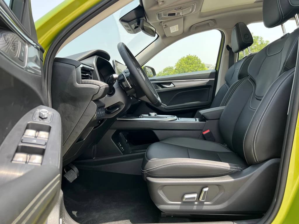 Haval Jolion 2024 Green front seats
