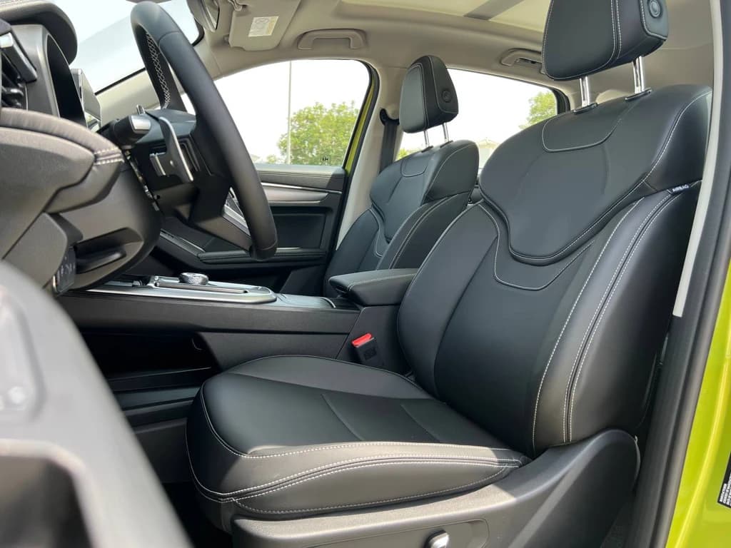 Haval Jolion 2024 Green front seats