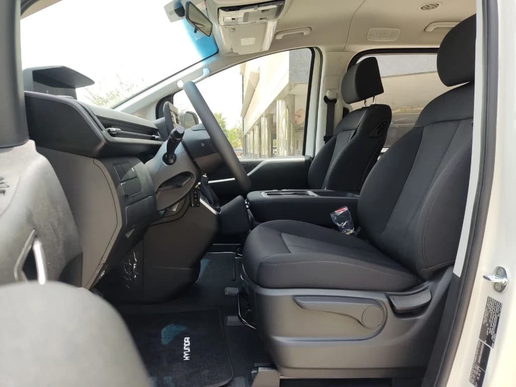 Hyundai Staria 2022 White front seats