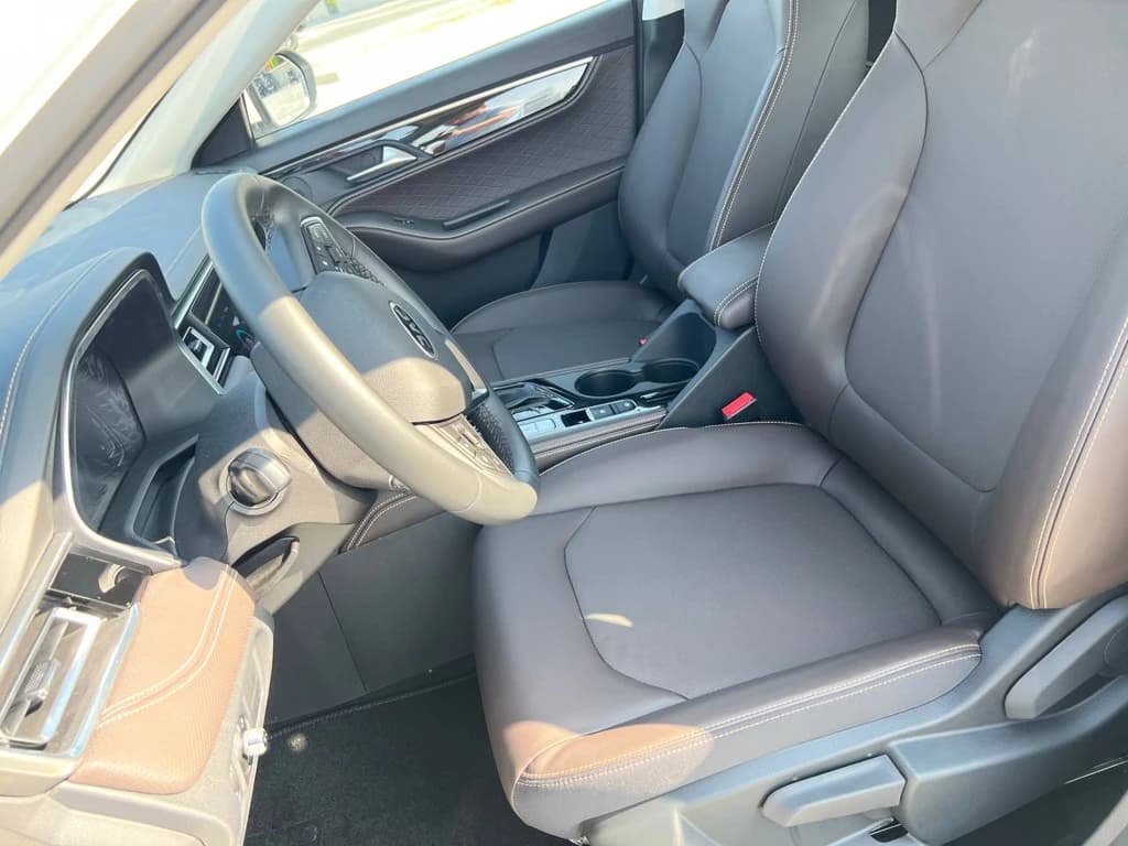 JAC J7 2023 White front seats