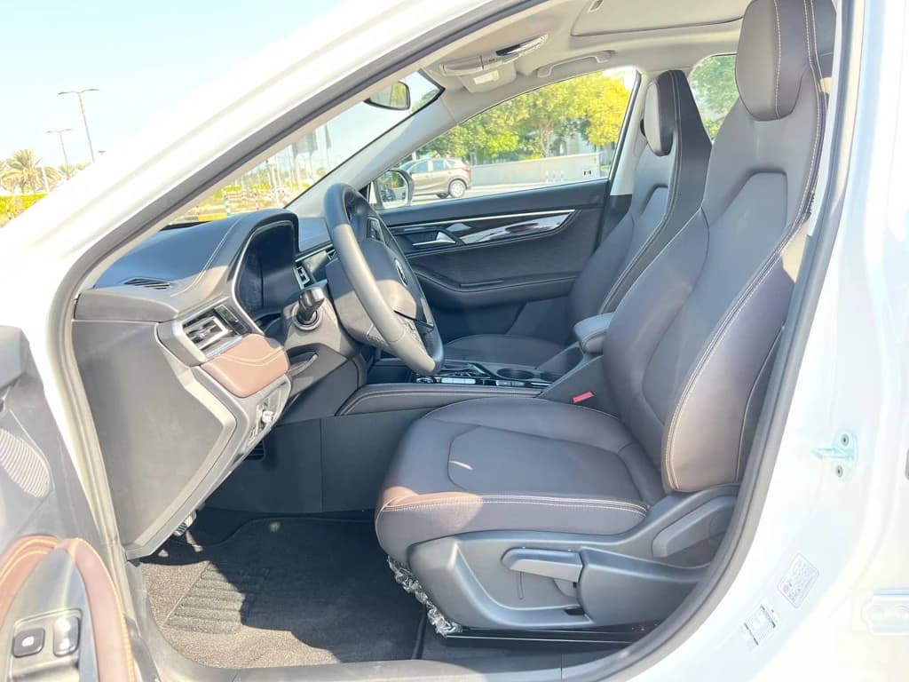 JAC J7 2023 White front seats