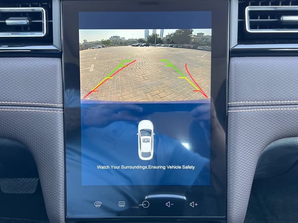 JAC J7 2023 White infotainment screen