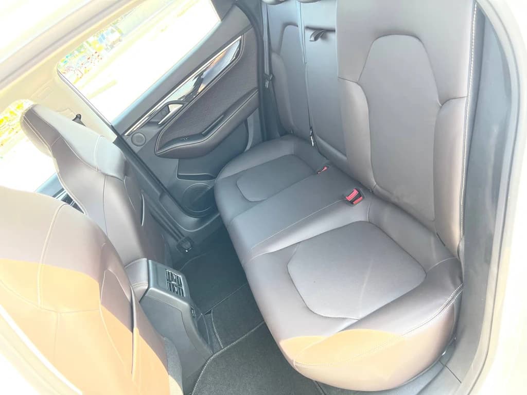 JAC J7 2023 White rear seats