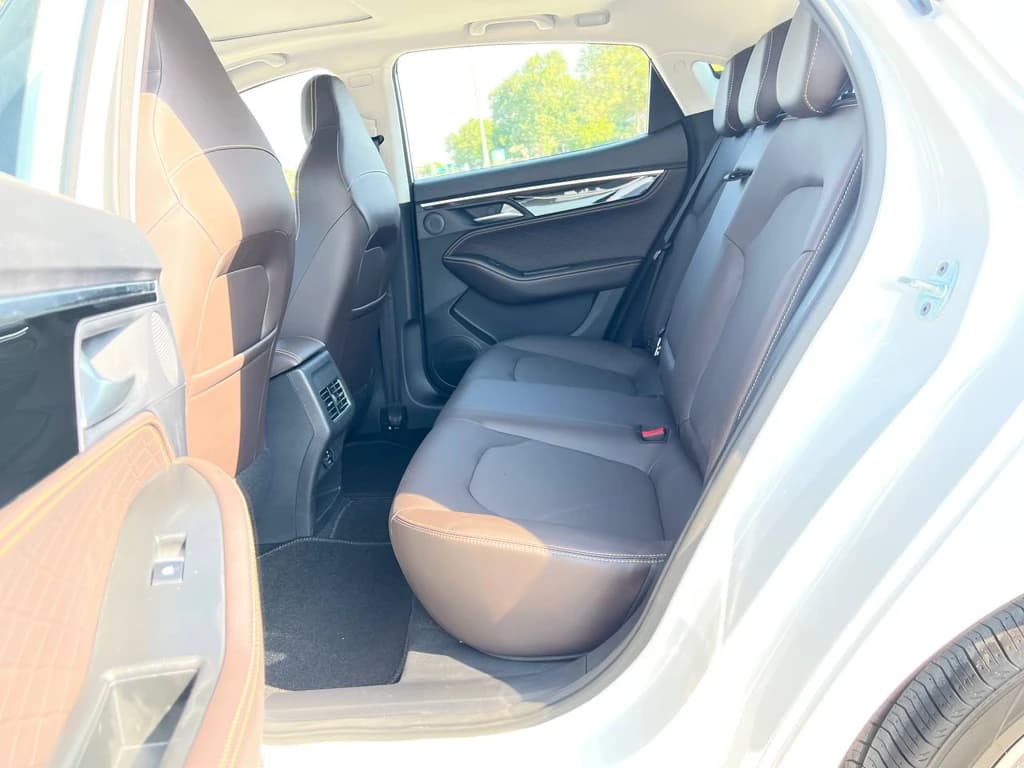 JAC J7 2023 White rear seats