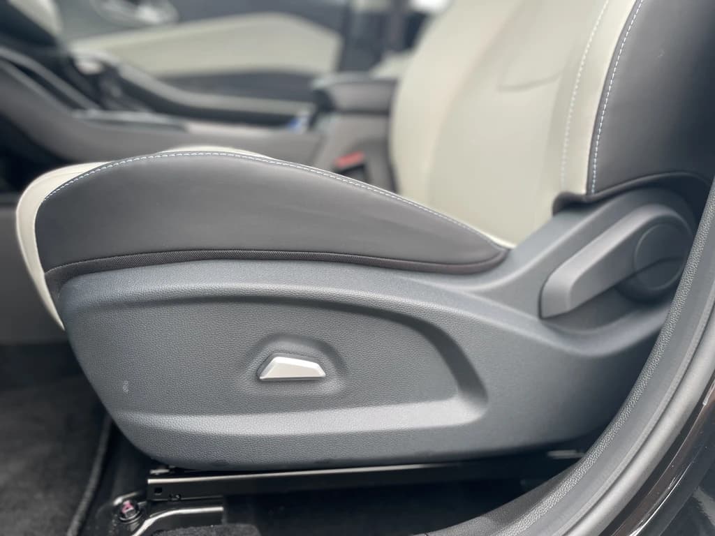 JAC JS4 2024 Black front seats