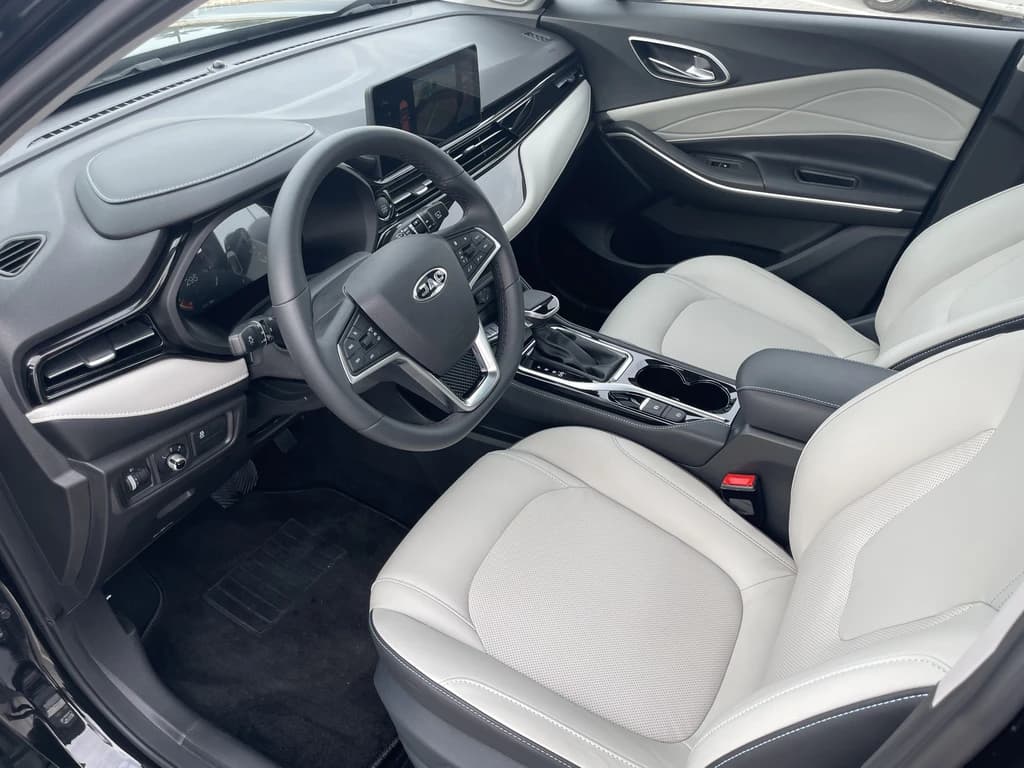 JAC JS4 2024 Black interior front