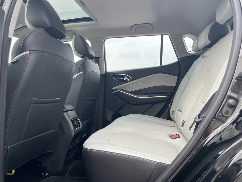 JAC JS4 2024 Black rear seats