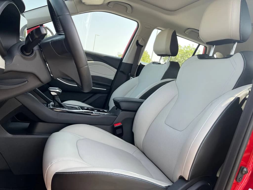 JAC JS4 2024 Red front seats