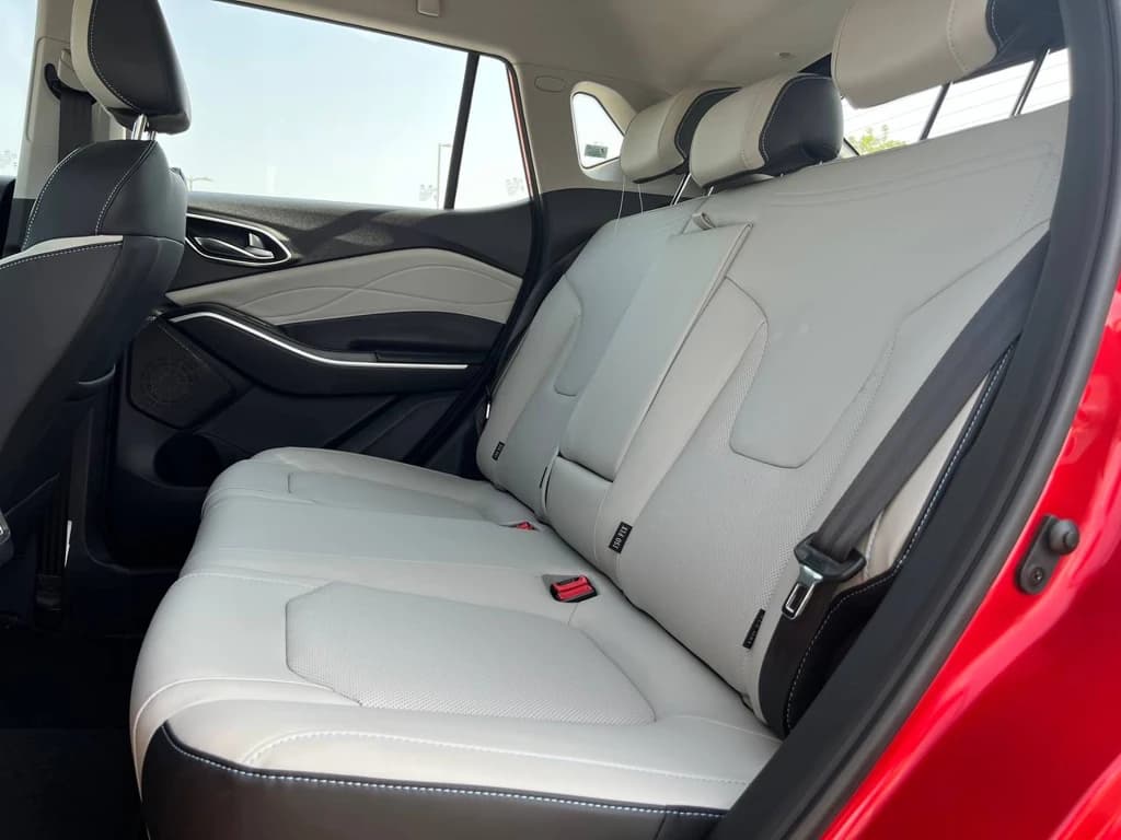 JAC JS4 2024 Red rear seats