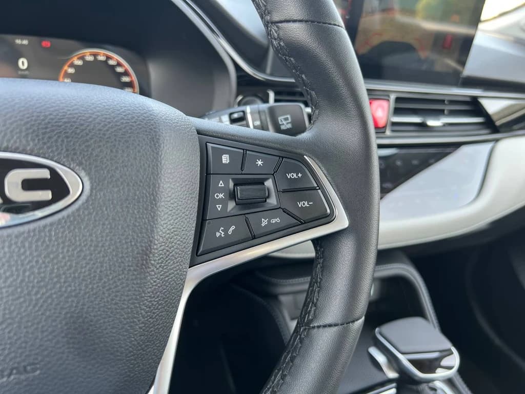 JAC JS4 2024 Red steering wheel