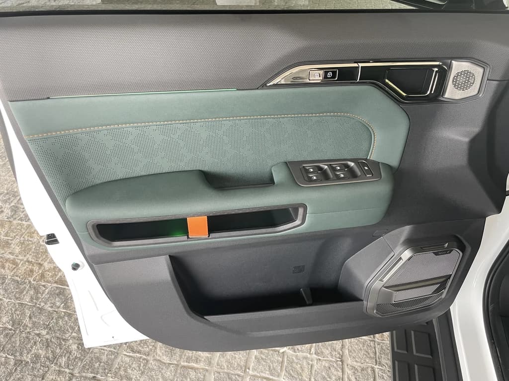 Jetour T2 2026 White door panel