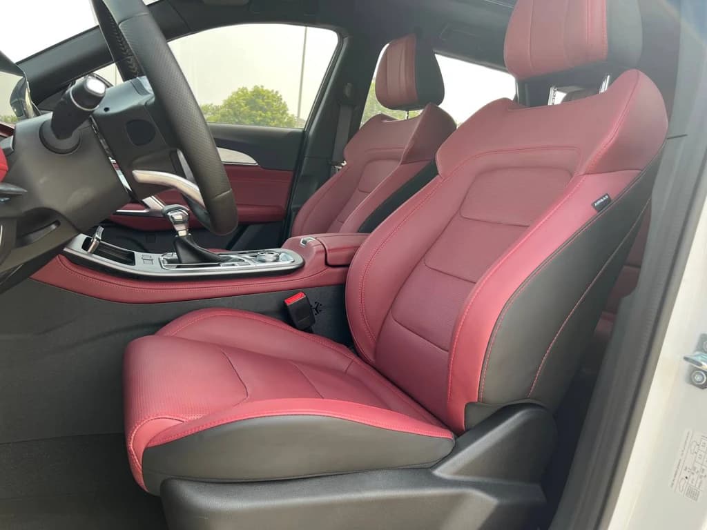 Jetour X70 Plus 2024 White front seats