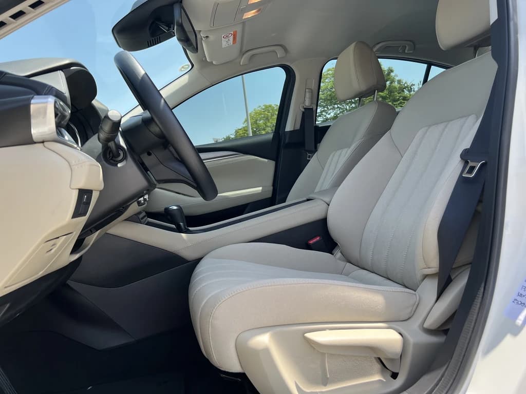 Mazda 6 2023 White front seats