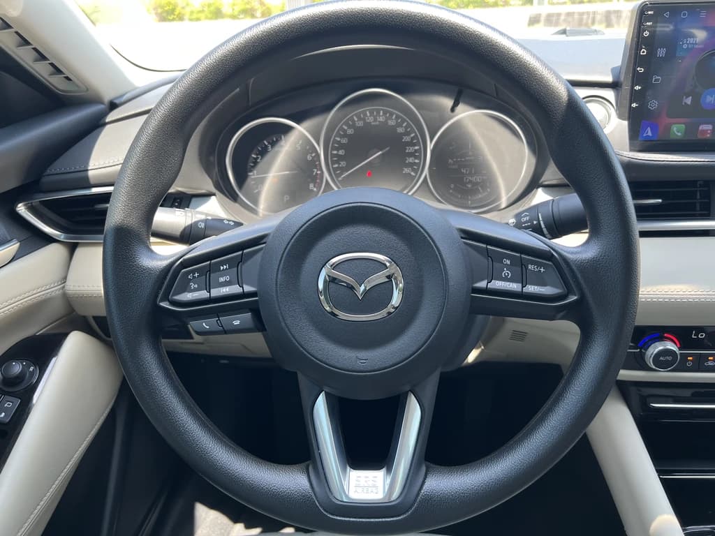 Mazda 6 2023 White steering wheel