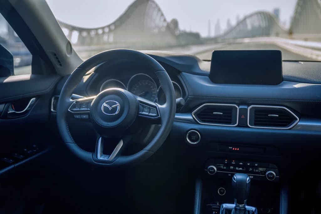 Mazda CX-5 2023 Blue steering wheel