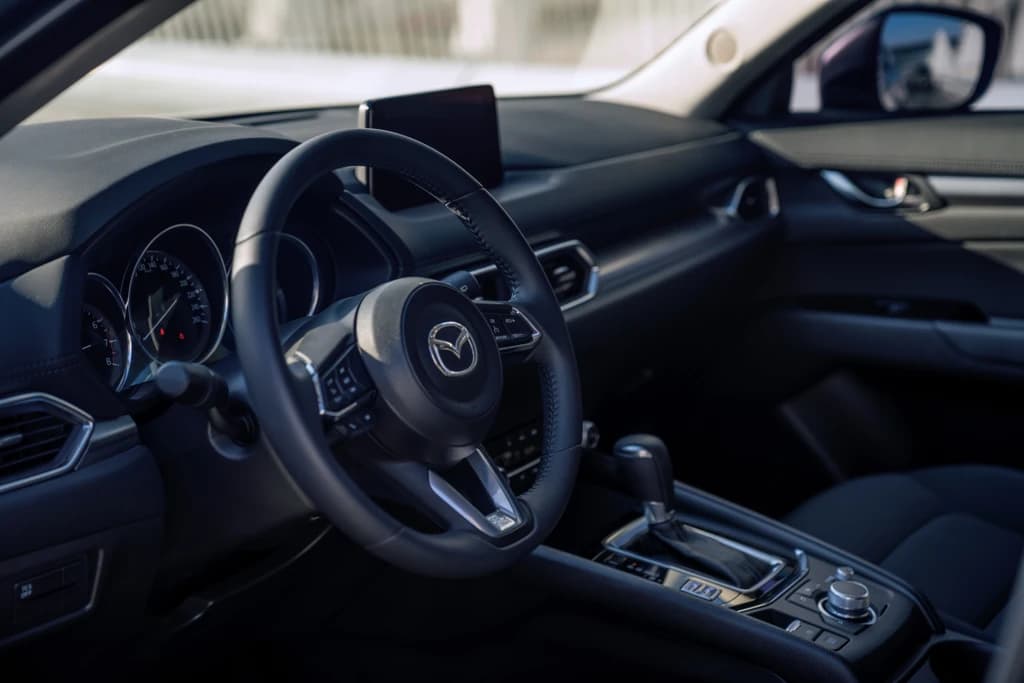 Mazda CX-5 2023 Blue steering wheel