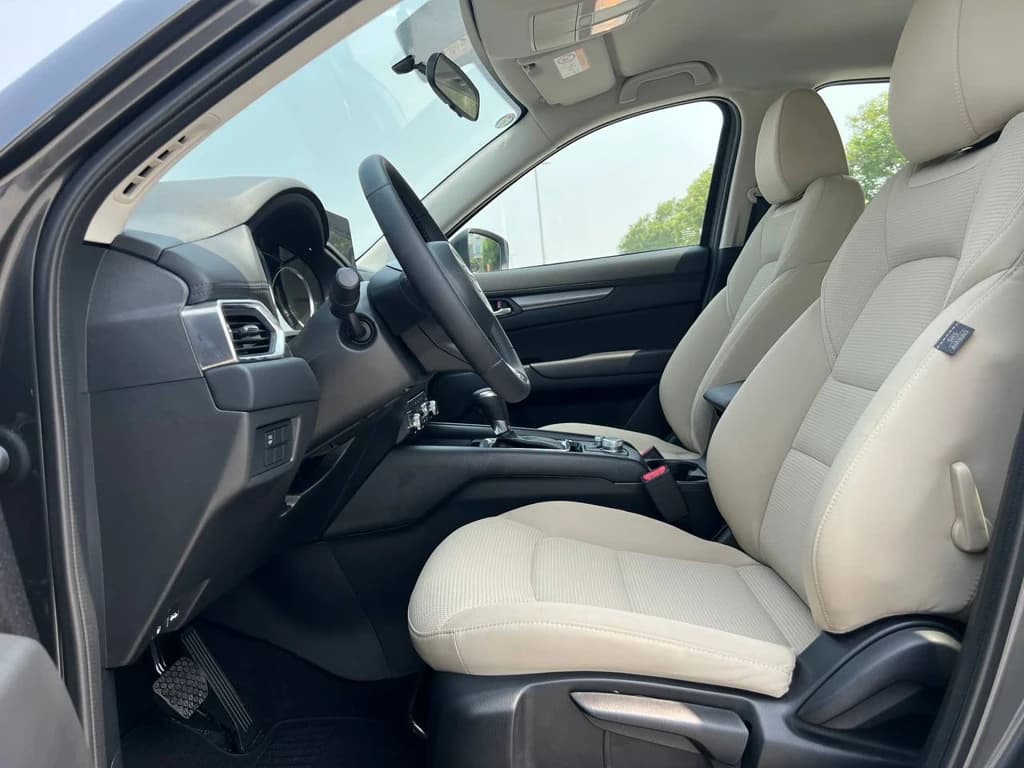Mazda CX-5 2024 Gray front seats